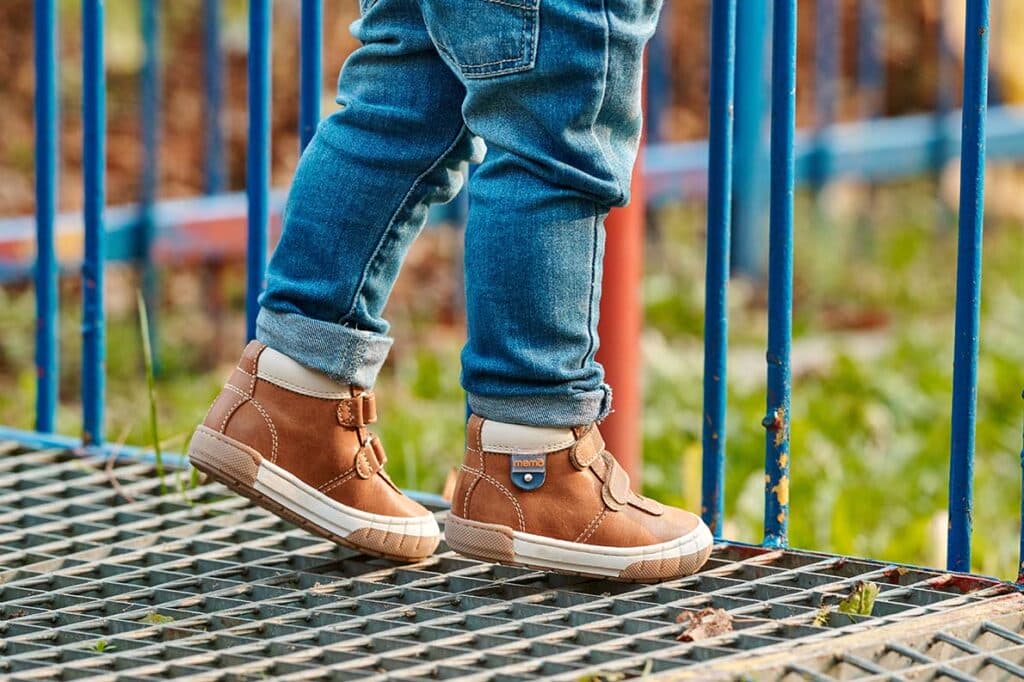 Alvin Memo cipo kozeli 1024x682 1 | Hétmérföldes Supinált Gyerekcipő Webáruház Alvin Memo babacipő | Hétmérföldes Supinált Gyerekcipő Webáruház