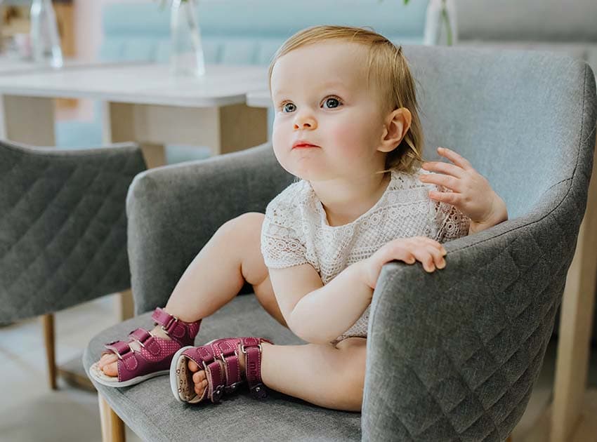 Doris első lépés kislányszandál - bordó színű - életkép szöszi kislánnyal