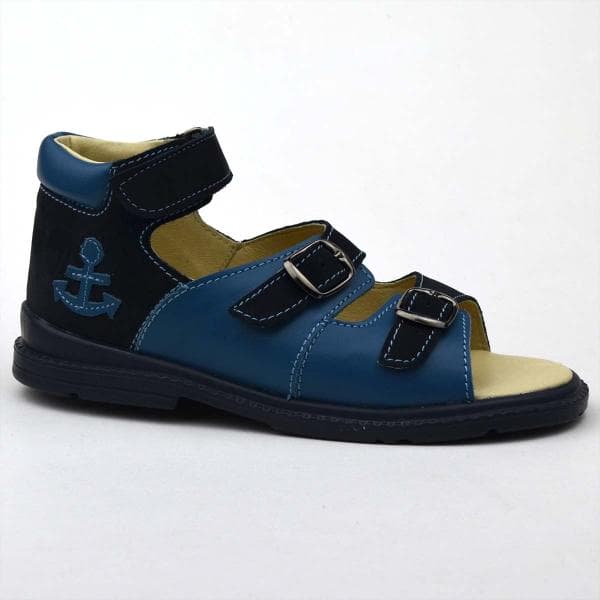 F50 fiúszandál kék színben, horgonnyal az oldalán F50 fiúszandál kék színben, horgonnyal az oldalán