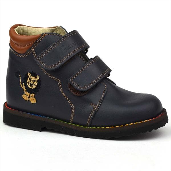 Keskeny Salus fiúbakancs - fekete színben, hímzett oroszlánnal Keskeny Salus fiúbakancs - fekete színben, hímzett oroszlánnal