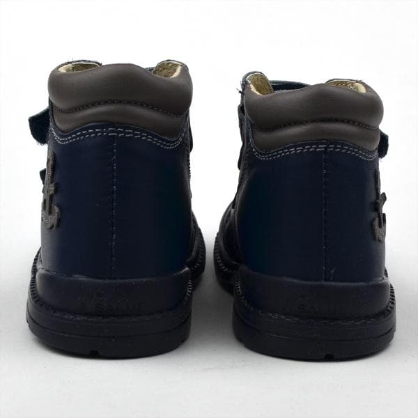 Flo-810 fiú zárt cipő vasmacskával - párban - hátulról Flo-810 fiú zárt cipő vasmacskával - párban - hátulról