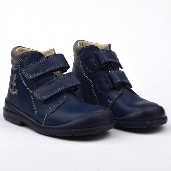 Flo-810 fiú zárt cipő vasmacskával - párban - ferdén oldalról Flo-810 fiú zárt cipő vasmacskával - párban - ferdén oldalról