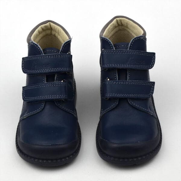 Flo-810 fiú zárt cipő vasmacskával - párban - szemből, felülről