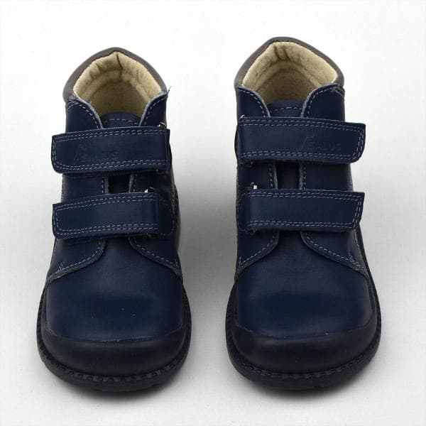 Flo-810 fiú zárt cipő vasmacskával - párban - szemből, felülről Flo-810 fiú zárt cipő vasmacskával - párban - szemből, felülről