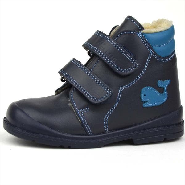 Bélelt Flo-910 fiúcipő sötétkék színben, bálnával az oldalán Bélelt Flo-910 fiúcipő sötétkék színben, bálnával az oldalán