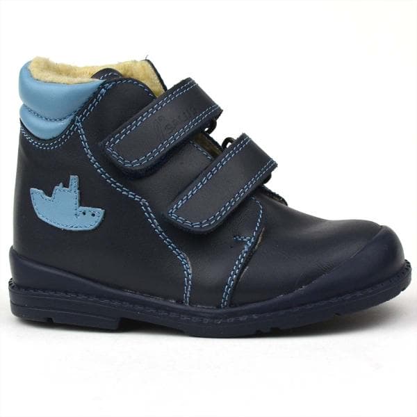 Bélelt Flo-910 fiúcipő sötétkék színben, hajóval az oldalán Bélelt Flo-910 fiúcipő sötétkék színben, hajóval az oldalán