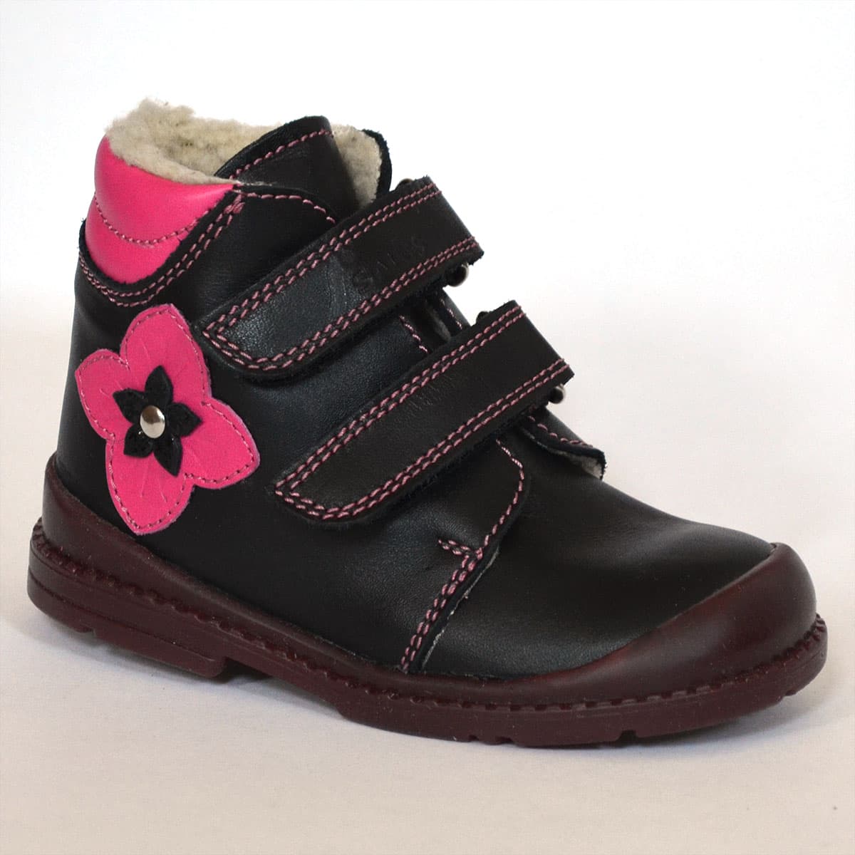 Kislány Flo-910 Salus bélelt cipő fekete színben, rózsaszín virággal az oldalán