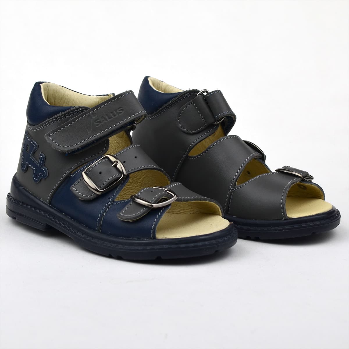 Flo-911 fiúszandál szürke színben vonattal - párban elölről ferde beállításban