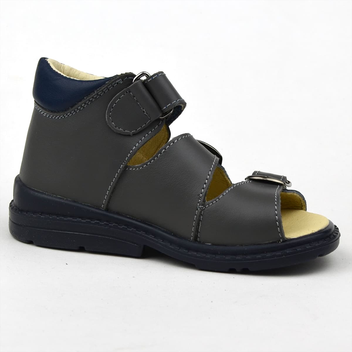 Flo-911 fiúszandál szürke színben vonattal - belső oldalról