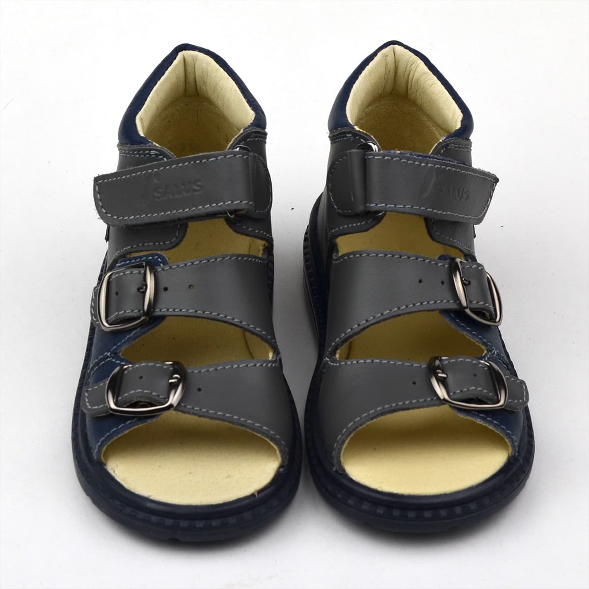 Flo-911 fiúszandál szürke színben vonattal - párban szemből, felülről