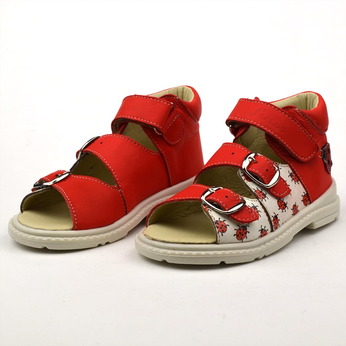 Flo-911 lányszandál piros-drapp színben, katica mintával - párban, ferdén szemből