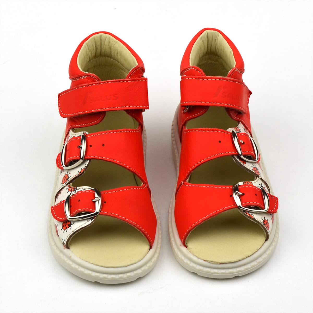 Flo-911 lányszandál piros-drapp színben, katica mintával - párban, szemből kissé felülről