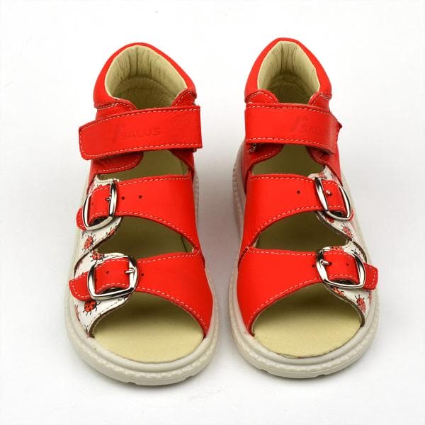 Flo-911 lányszandál piros-drapp színben, katica mintával - párban, szemből kissé felülről Flo-911 lányszandál piros-drapp színben, katica mintával - párban, szemből kissé felülről
