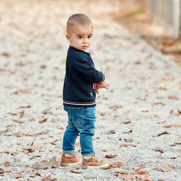 Alvin Memo cipő barna színben kisfiún Alvin Memo cipő barna színben kisfiún