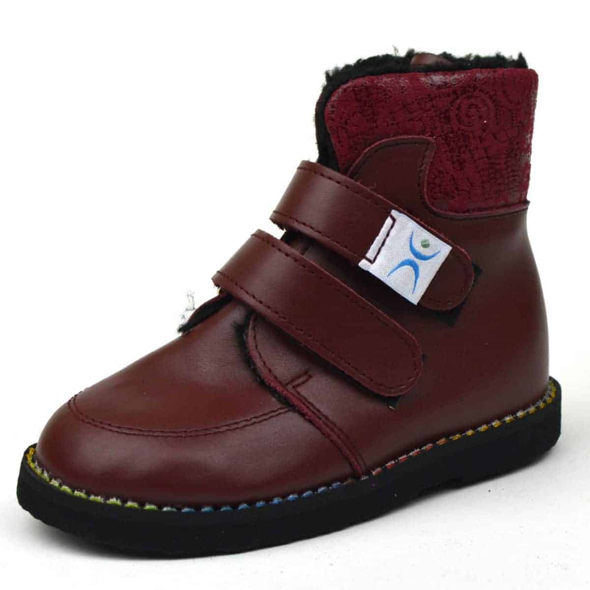 Magasszárú dr Leo bélelt cipő kislányoknak bordó színben, nyomott mintás gallérral - fél ferde felvétel Magasszárú dr Leo bélelt cipő kislányoknak bordó színben, nyomott mintás gallérral - fél ferde felvétel