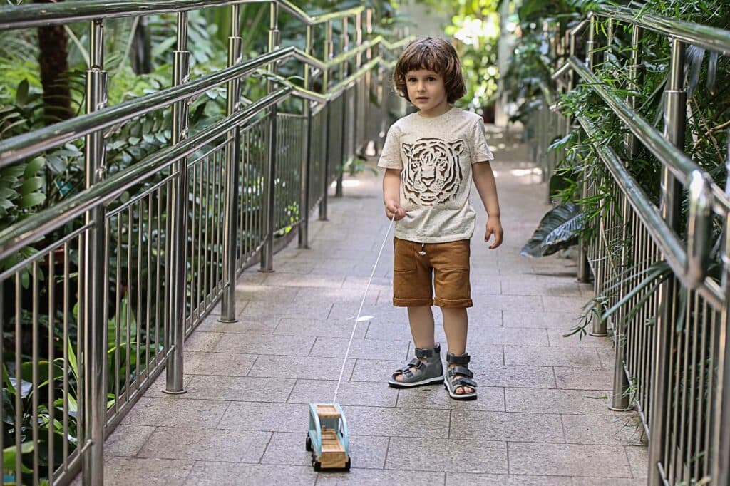 Pedro szürke fiú Memo szandál életkép