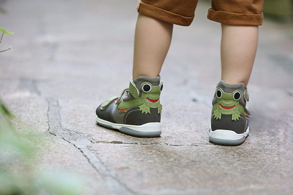 Memo zaba skorzane sandalki dla dzieci | Hétmérföldes Supinált Gyerekcipő Webáruház Frog fiúszandál az örökmozgó gyermekednek - életkép