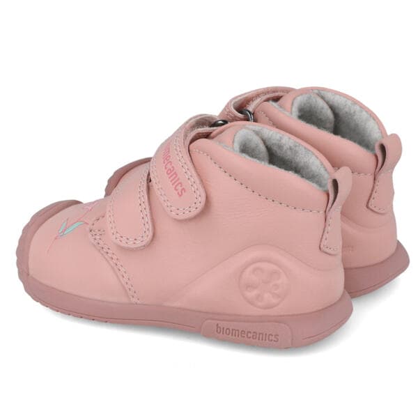 Rózsaszín bélelt babacipő festett virág mintával, párban, ferdén hátulról