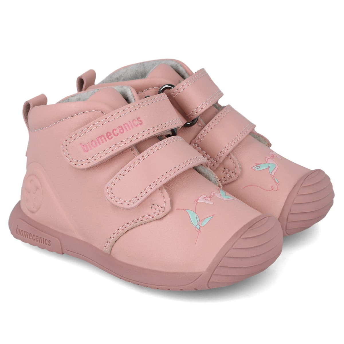 Rózsaszín bélelt babacipő festett virág mintával, párban, ferdén előröl