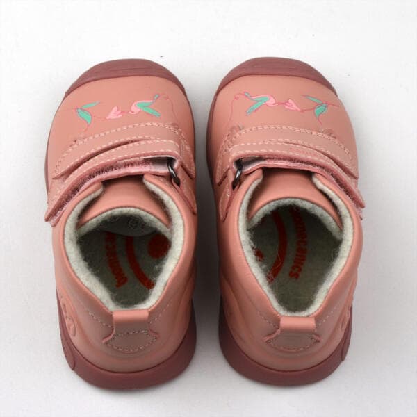 Rózsaszín bélelt babacipő festett virág mintával, párban, felülről