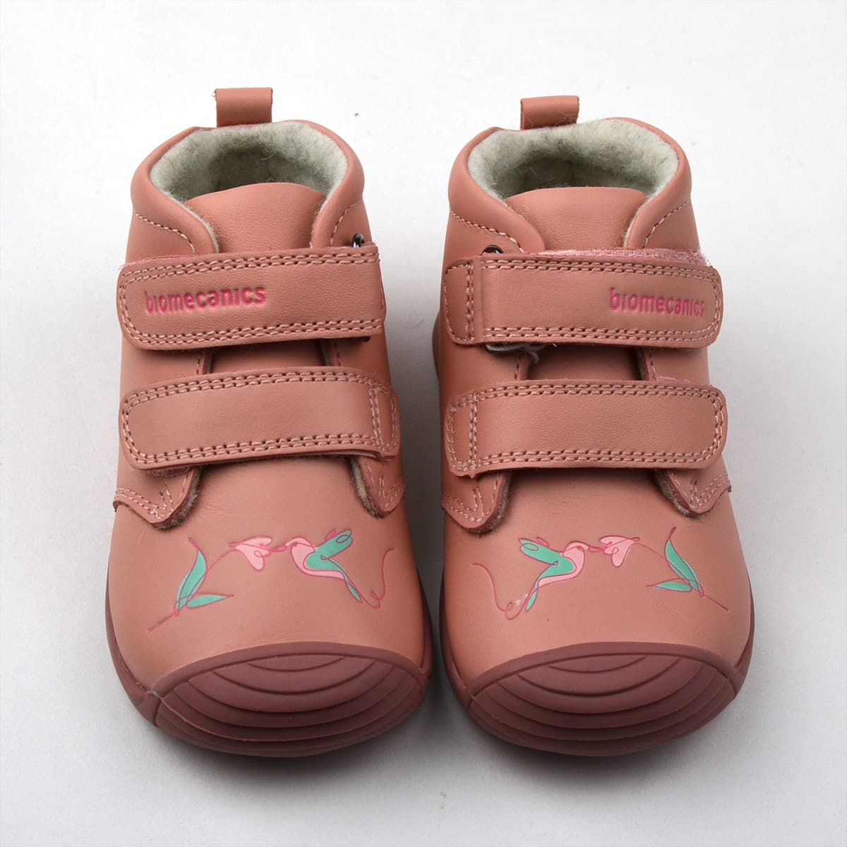 Rózsaszín bélelt babacipő festett virág mintával, párban, szemből, kicsit felülről