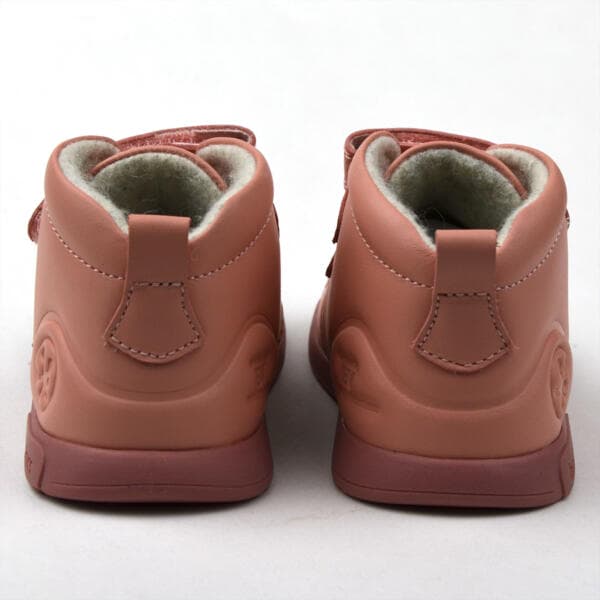 Rózsaszín bélelt babacipő festett virág mintával, párban, hátulról