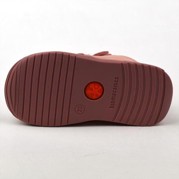 Rózsaszín bélelt babacipő festett virág mintával, talpa