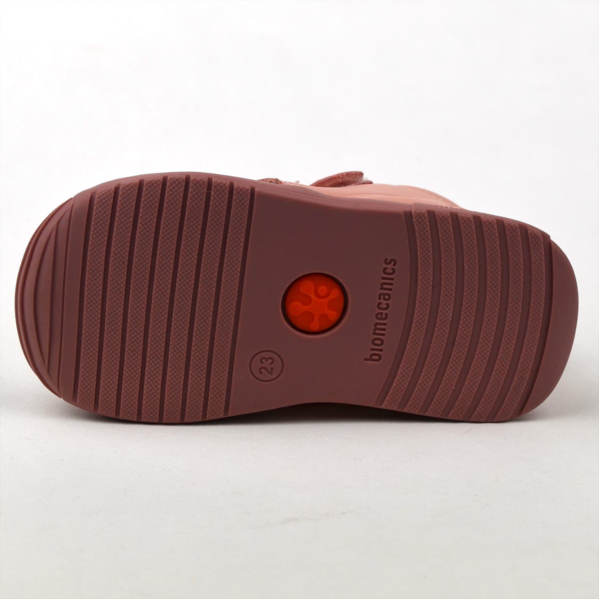 Rózsaszín bélelt babacipő festett virág mintával, talpa