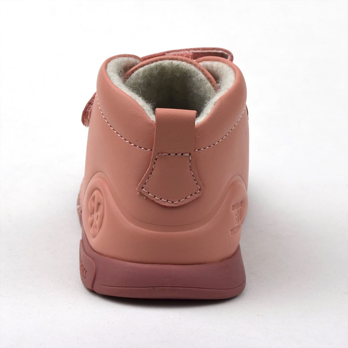 Rózsaszín bélelt babacipő festett virág mintával, hátulról