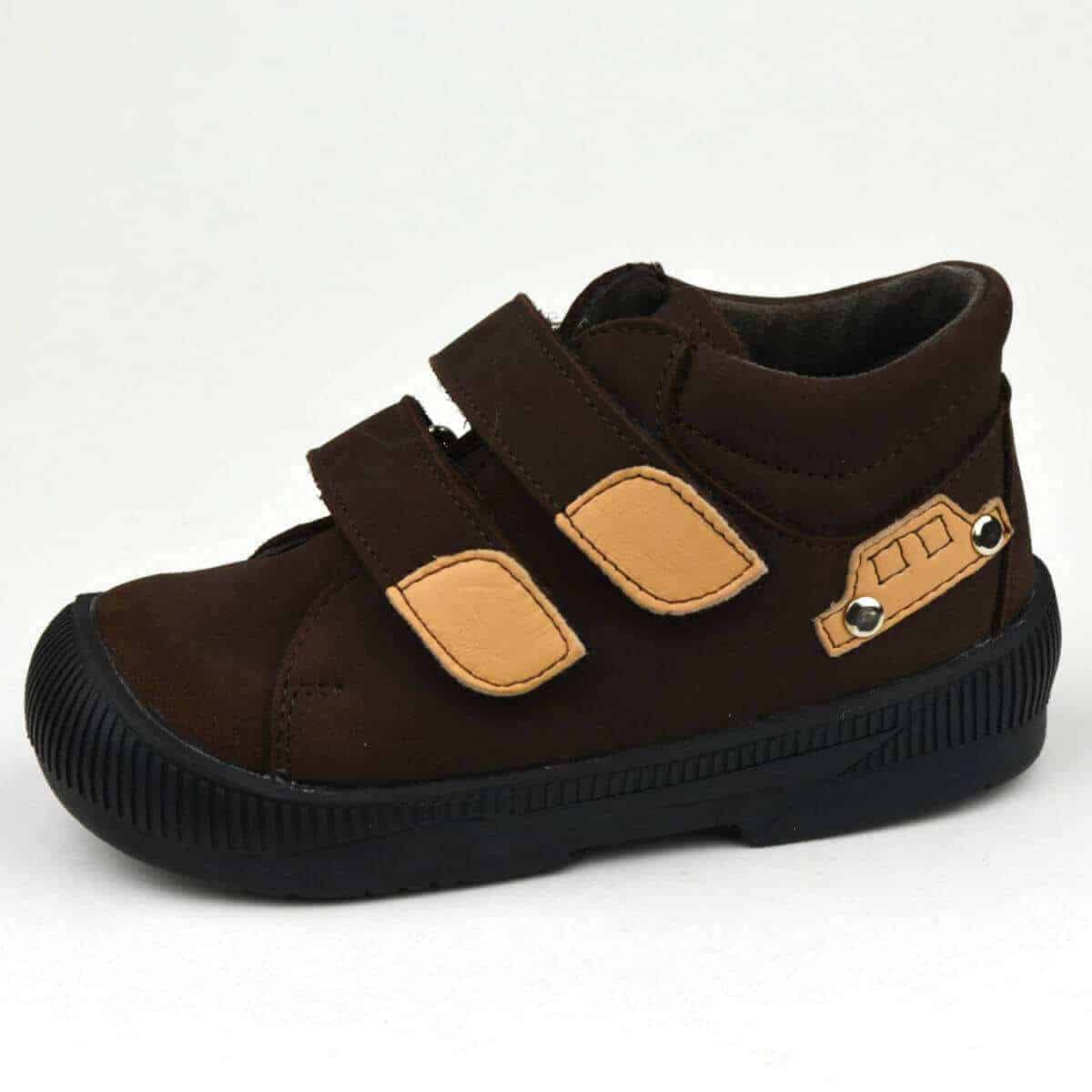 S20 Maus fiúcipő sötétbarna színben, autóval az oldalán S20 Maus fiúcipő sötétbarna színben, autóval az oldalán