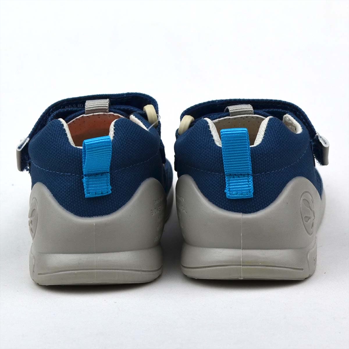 Dinós fiú baba szandálcipő párban, hátulról