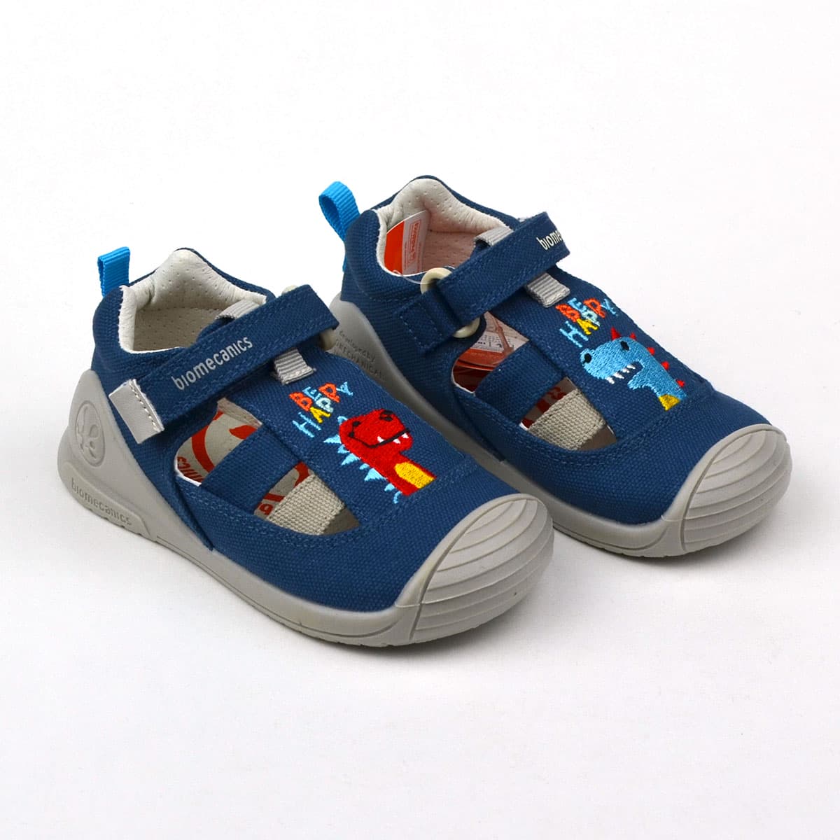 Dinós fiú baba szandálcipő párban, oldalról - kissé felülről Dinós fiú baba szandálcipő párban, oldalról - kissé felülről