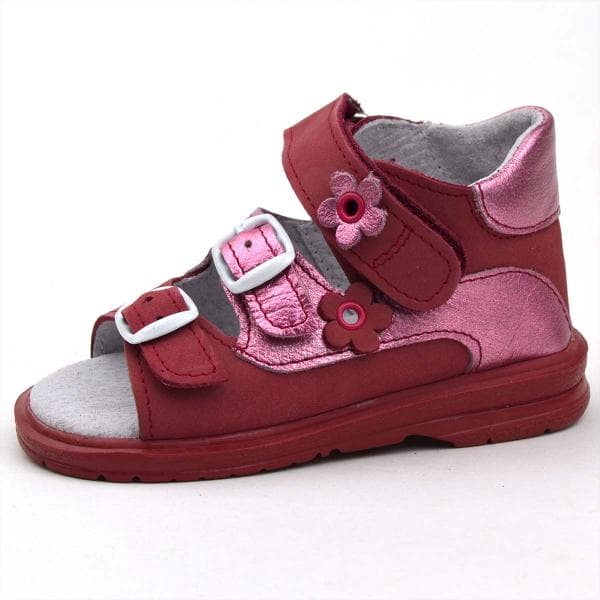 SZ4 kislányszandál bordó színben, kicsi virágokkal SZ4 kislányszandál bordó színben, kicsi virágokkal