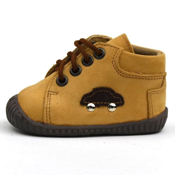 Maus fűzős első lépés cipő fiús barna színben, autóval az oldalán.jpg Maus fűzős első lépés cipő fiús barna színben, autóval az oldalán